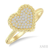 1/5 Ctw Round Cut Diamond Rope Border Heart Motif Fashion Ring in 10K Yellow Gold