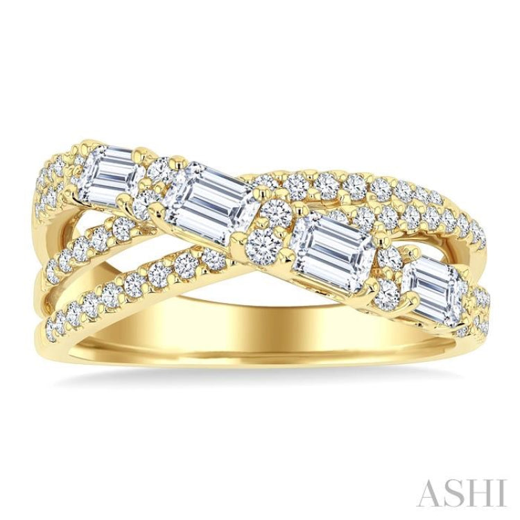 1 1/4 Ctw Emerald and Round Cut Diamond Split Crossover Fashion Ring in 14K Yellow Gold