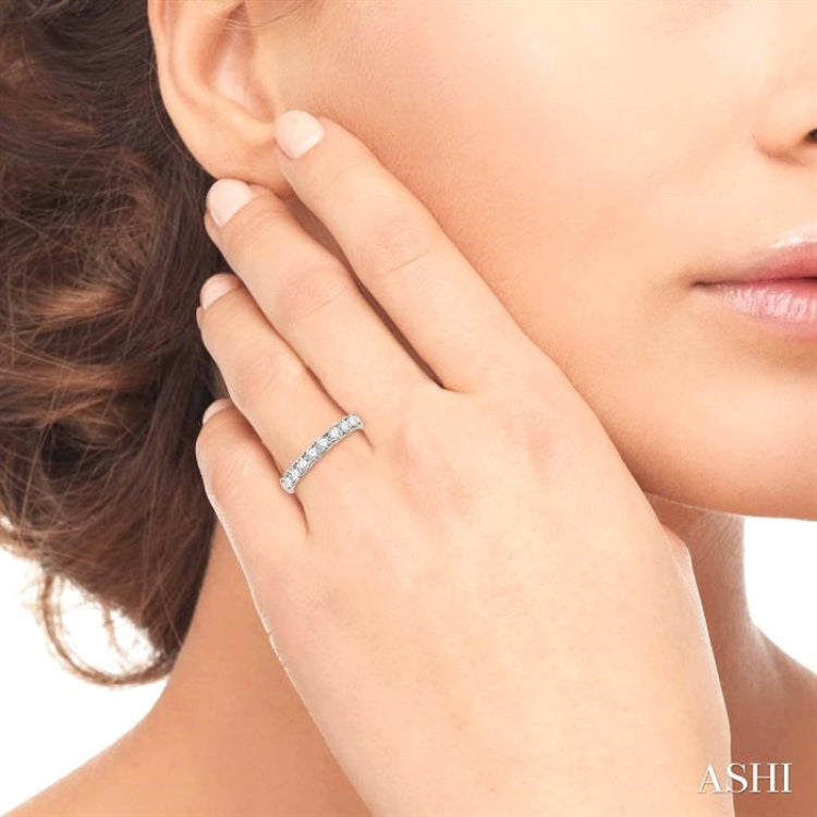 5/8 Ctw Round Cut Diamond Wedding Band in 14K White Gold
