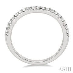 1/4 Ctw Curved Round Cut Diamond Wedding Band in 14K White Gold