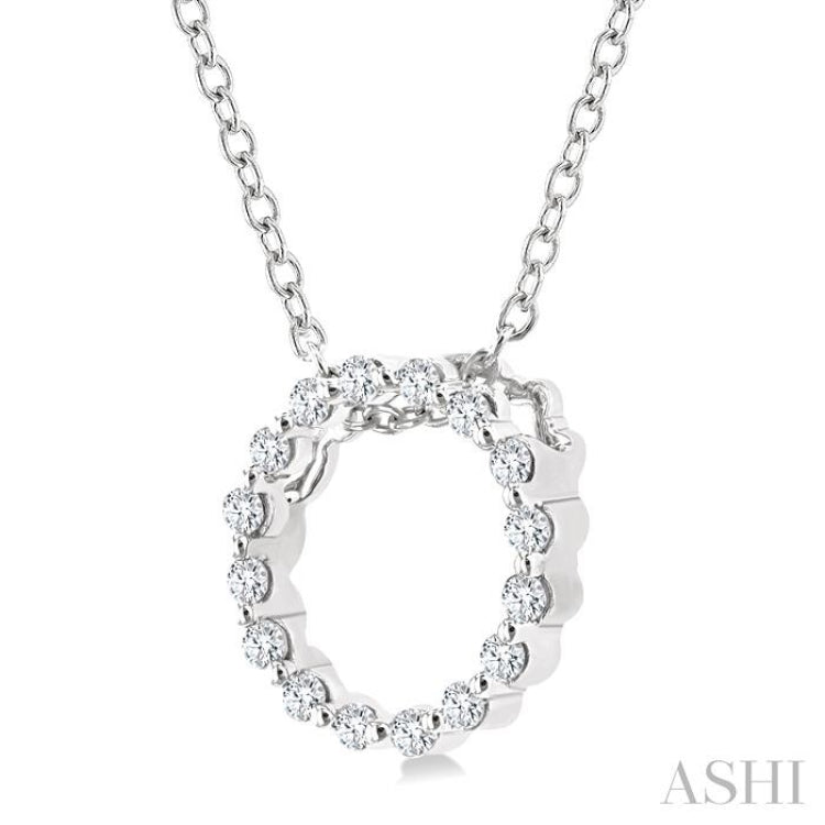 1/10 Ctw Circle Round Cut Diamond Pendant With Chain in Sterling Silver